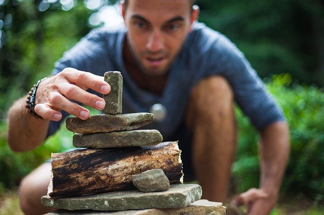 Hombre-concentrado-construyendo-dolmen